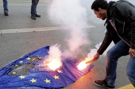 Un-manifestante-griego-quema-la-bandera-de-la-UE.jpg
