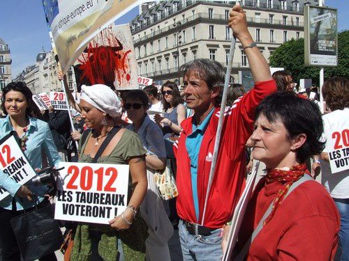 galgos-ethique-europe-manif-28mai2011-paris-taurom-copie-4.jpg