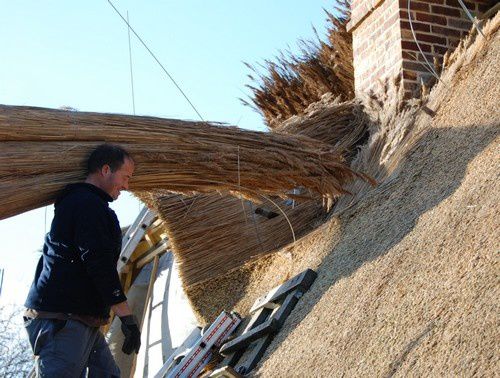 Comment est confectionné un toit en chaume - Domaine de la Ferme de Fourges