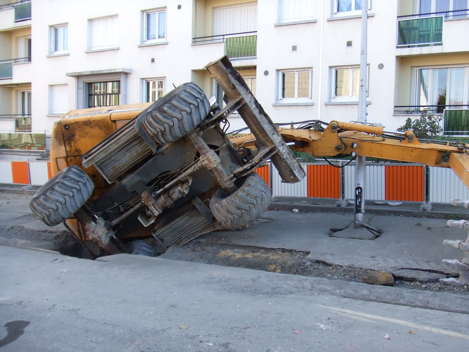http://idata.over-blog.com/4/60/40/19/Tous-temoins-du-chantier/DSCF1495.jpg