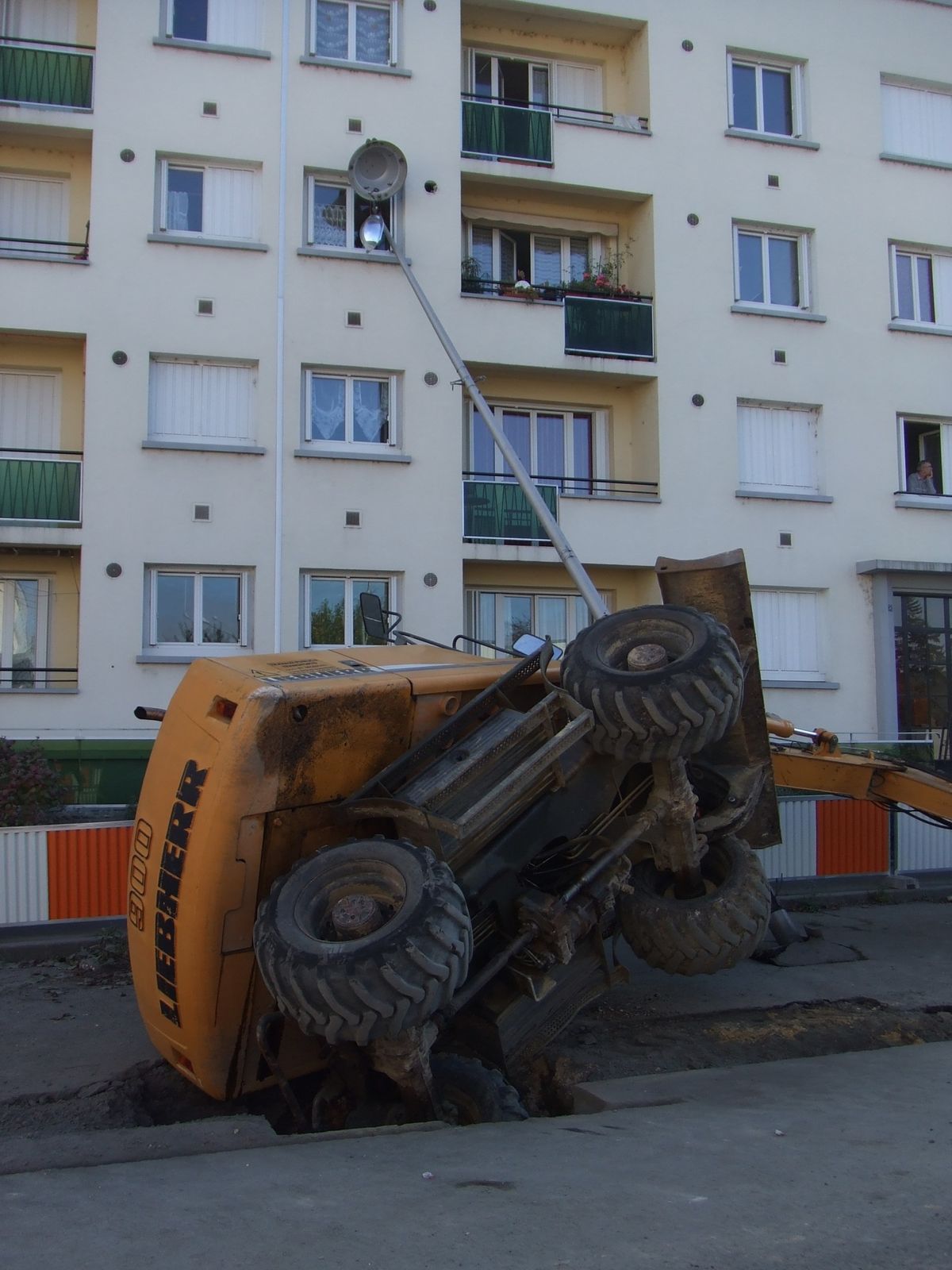 http://idata.over-blog.com/4/60/40/19/Tous-temoins-du-chantier/DSCF1497.jpg