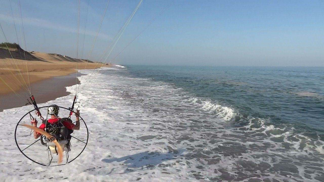 Une nouvelle corde à rson arc, la photo et vidéo aérienne en paramoteu Une nouvelle corde à rson arc, la photo et vidéo aérienne en paramoteu
