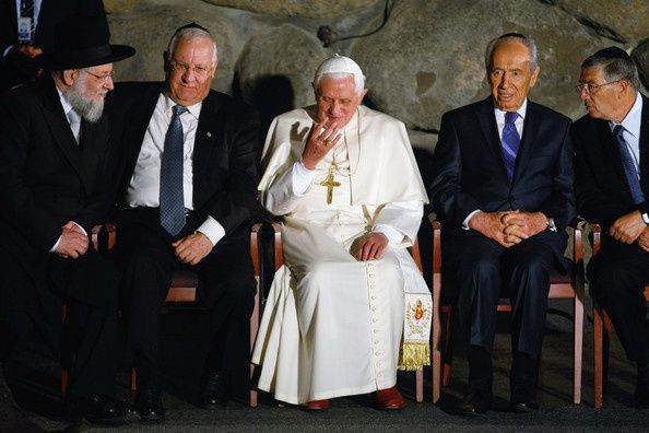 Pope-Benedict-XVI-Visits-Yad-Vashem-Holocaust--saZ0niK0uBl.jpg