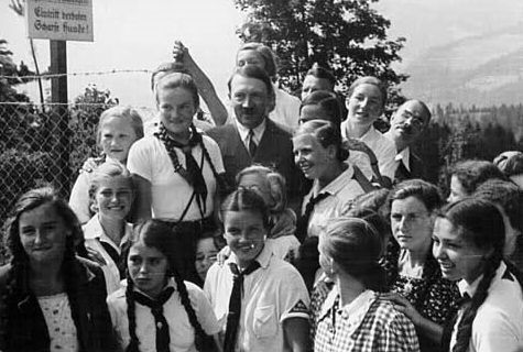 Allemagne-Hitler---yung-girls.jpg
