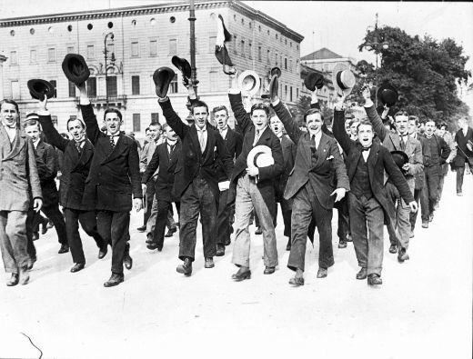 Jeunes-gens-enthousiastes-2-aout-1914.jpg