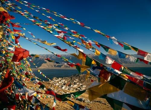 TIBET-petits-drapeaux-multicolores-au-vent.jpg