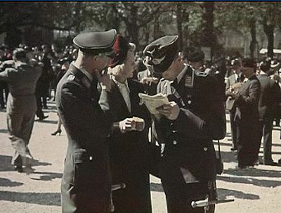 Paris occupé officiers allemands et parisienne
