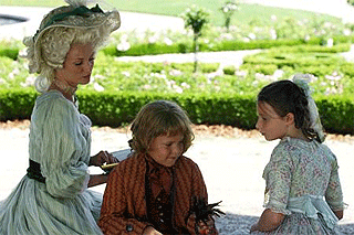 Caroline-Bernard-dans-Marie-Antoinette--film-documentaire-d.gif