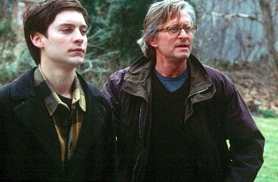 1260038913_tobey_maguire_michael_douglas
