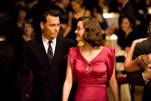 Johnny Depp et Marion Cotillard. Universal Pictures International France Johnny Depp et Marion Cotillard. Universal Pictures International France