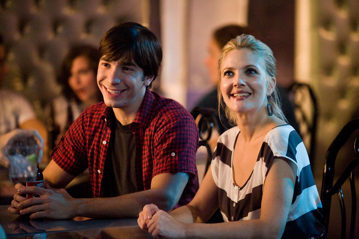 Justin Long et Drew Barrymore. Warner Bros. France Justin Long et Drew Barrymore. Warner Bros. France