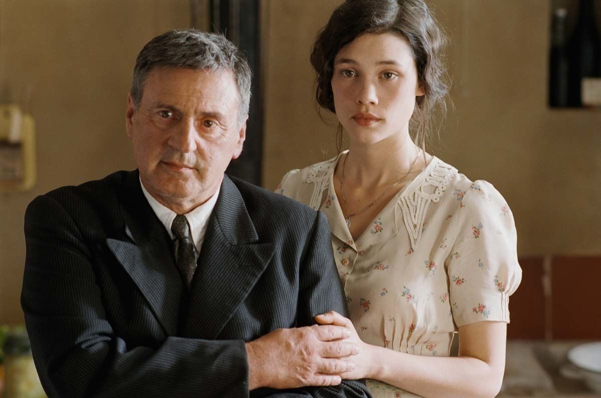 Astrid Berges-Frisbey & Daniel Auteuil. Pathé Distribution Astrid Berges-Frisbey & Daniel Auteuil. Pathé Distribution
