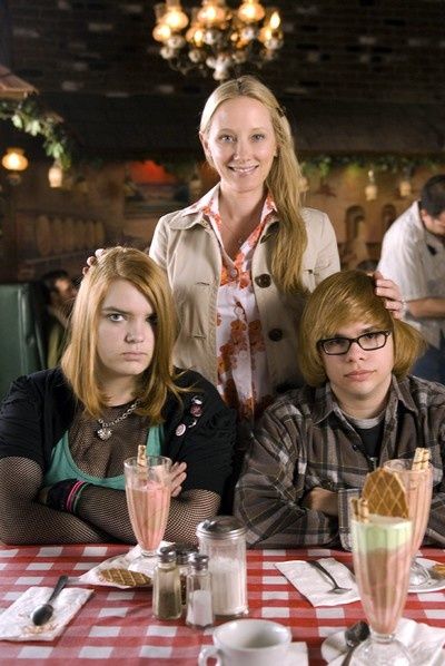 Sianoa Smit-McPhe, Anne Heche et Charlie Saxton. Home Box Office (HBO)