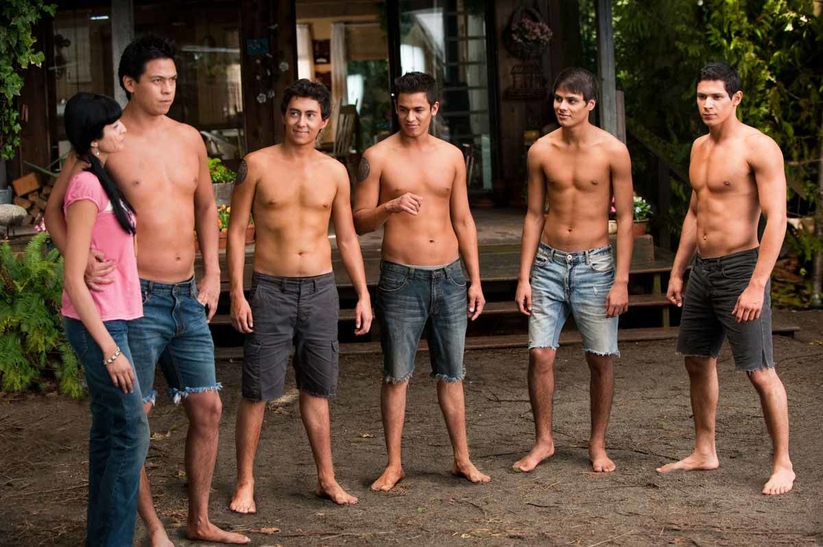 Tinsel Korey, Chaske Spencer, Bronson Pelletier, Alex Meraz, Tyson Houseman et Kiowa Gordon. SND