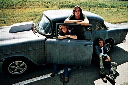 Dennis Wilson, James Taylor, Laurie Bird, Monte Hellman dans Macadam à deux voies (Photo) Dennis Wilson, James Taylor, Laurie Bird, Monte Hellman dans Macadam à deux voies (Photo)