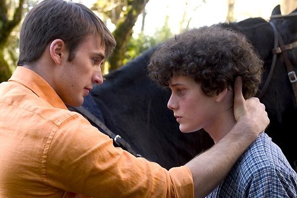 Chris Evans et Anton Yelchin. Lions Gate Films Inc. Chris Evans et Anton Yelchin. Lions Gate Films Inc.