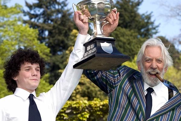 Anton Yelchin et Donald Sutherland. Lions Gate Films Inc. Anton Yelchin et Donald Sutherland. Lions Gate Films Inc.