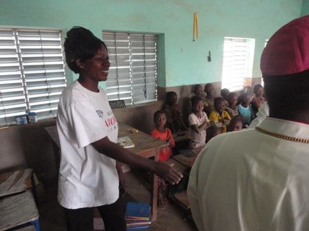 Mgr visite l'école primaire paroissiale (01)