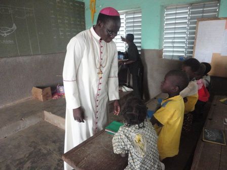 Mgr visite l'école primaire paroissiale (11)