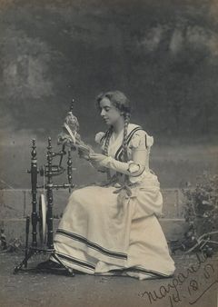 Maud Grantham as Marguerite in "Faust", Sydney, 1901 / photographer T.