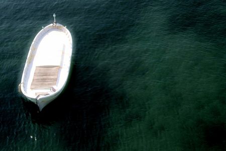 Au port, mouillent les bateaux qui font naître la mer