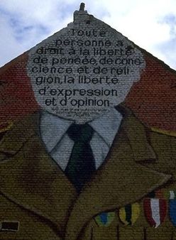 ancien mur à Bruxelles avec le texte sur la liberté d'expression et 