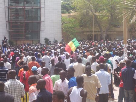 photo prise le jeudi 23 juin 2011 devant l'Assemblée nationale du Sé