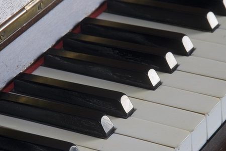 Tastiera di un pianoforte, musica, composizione musica, musica sul web
