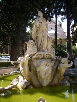 1 Roma, fontana del cortile grande di Palazzo Venezia: allegoria di Ve
