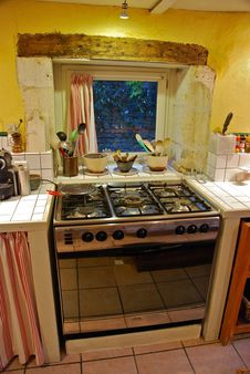 The gas stove and oven for four dishes at once -La cuisinière au gaz 