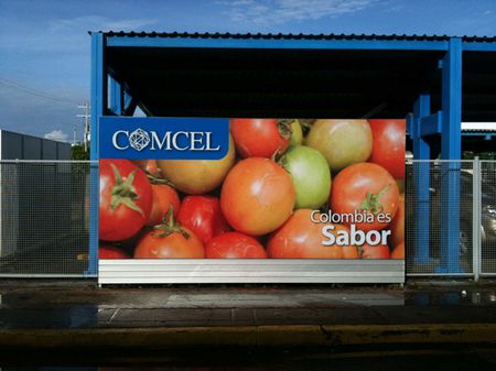 Tomates podridos en la valla de Comcel en Cartagena