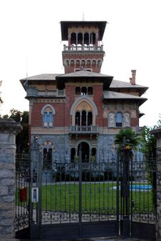 Stresa am de:Lago Maggiore , Villenarchitektur in den Bergen oberhalb