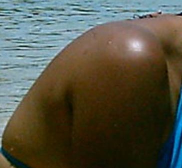 1 Tan shoulder 1 Un hombro bronceado 1 Épaule Tan | Source | Author