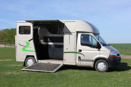van pour transport de chevaux
