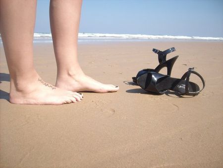  Pies descalzos en la arena.