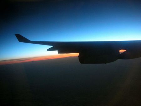 Amaneciendo en el avión