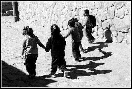 Niños de Tilcara saliendo del cole
