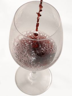 Vino cayendo en copa