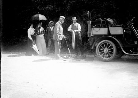 Le pneu crevé : auto Béraldi [à Cierp-Gaud], 2 septembre 1901