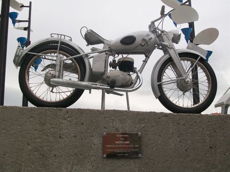 1 Monumento a la moto Lube, situada en el barrio baracaldés de Luchan