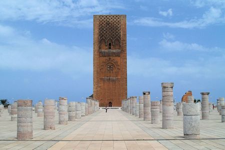 Der Hassan-Turm, das unvollendet gebliebene Minarett der unvollendeten
