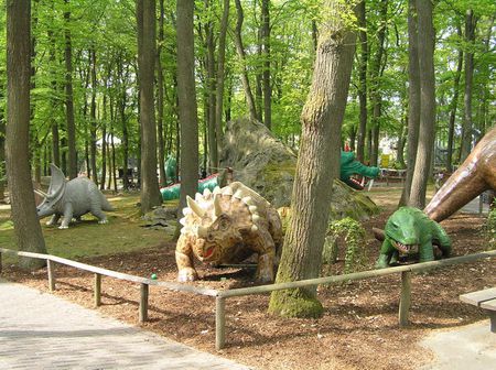 1 Dinosaur sculptures made of plastic in the 'Taunus-Wunderland' amuse