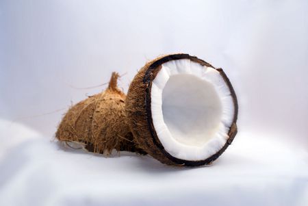 Kokusnuss, in Hälften gebrochen; Coconut, broken into halves | Source