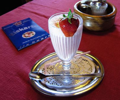 Milchshake mit Erdbeeren Milk shake with strawberries