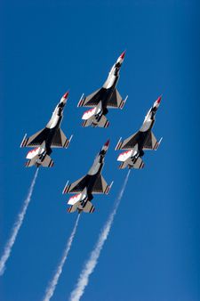 F-16 Thunderbird jets flying in formation