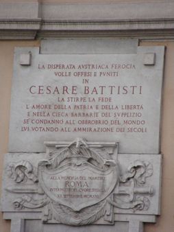 Roma, Italia - Via Cesare Battisti su Piazza Venezia - Targa it:Cesare