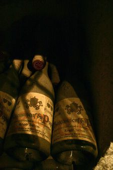 Domaine Roger Sabon, stockage de vieilles bouteilles (CHATEAUNEUF-du-P