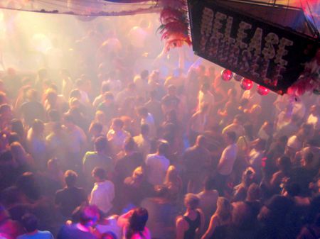 Bailarines en la discoteca Pachá Ibiza por la noche | Source http://w