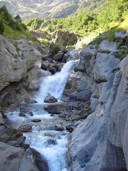 Pequeño salto de agua en el an:Zinca | río Cinca en su curso alto, 