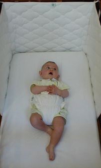 1 un bebe maintenu dans son lit incliné à 30 degré sans risque de g